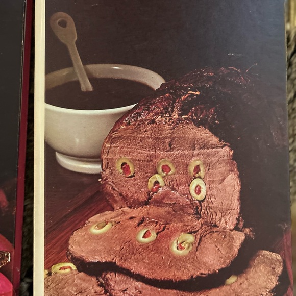 Seven vintage hardcover Southern Living cookbooks - Picture 3 of 9